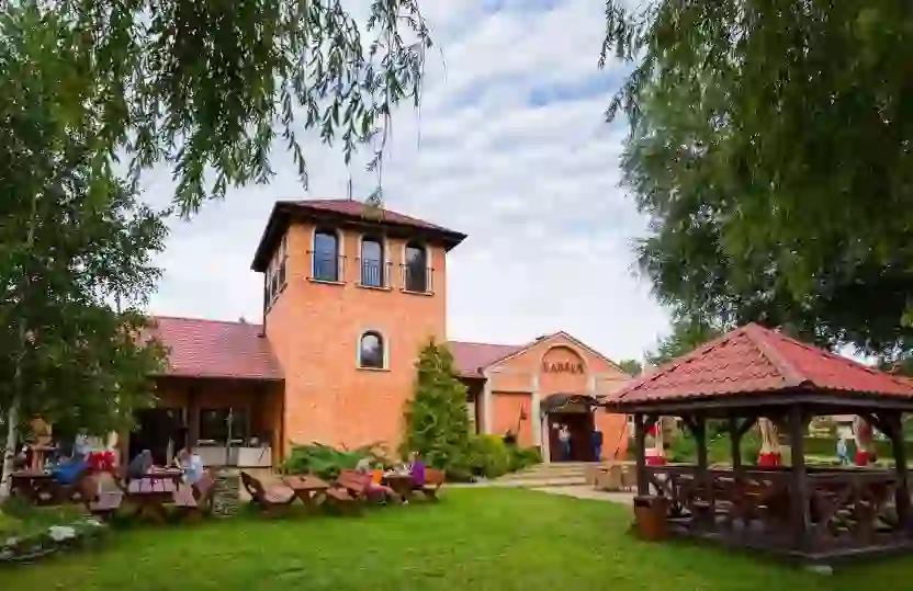 Hotel Ognisty Ptak - вид на здание и озеро